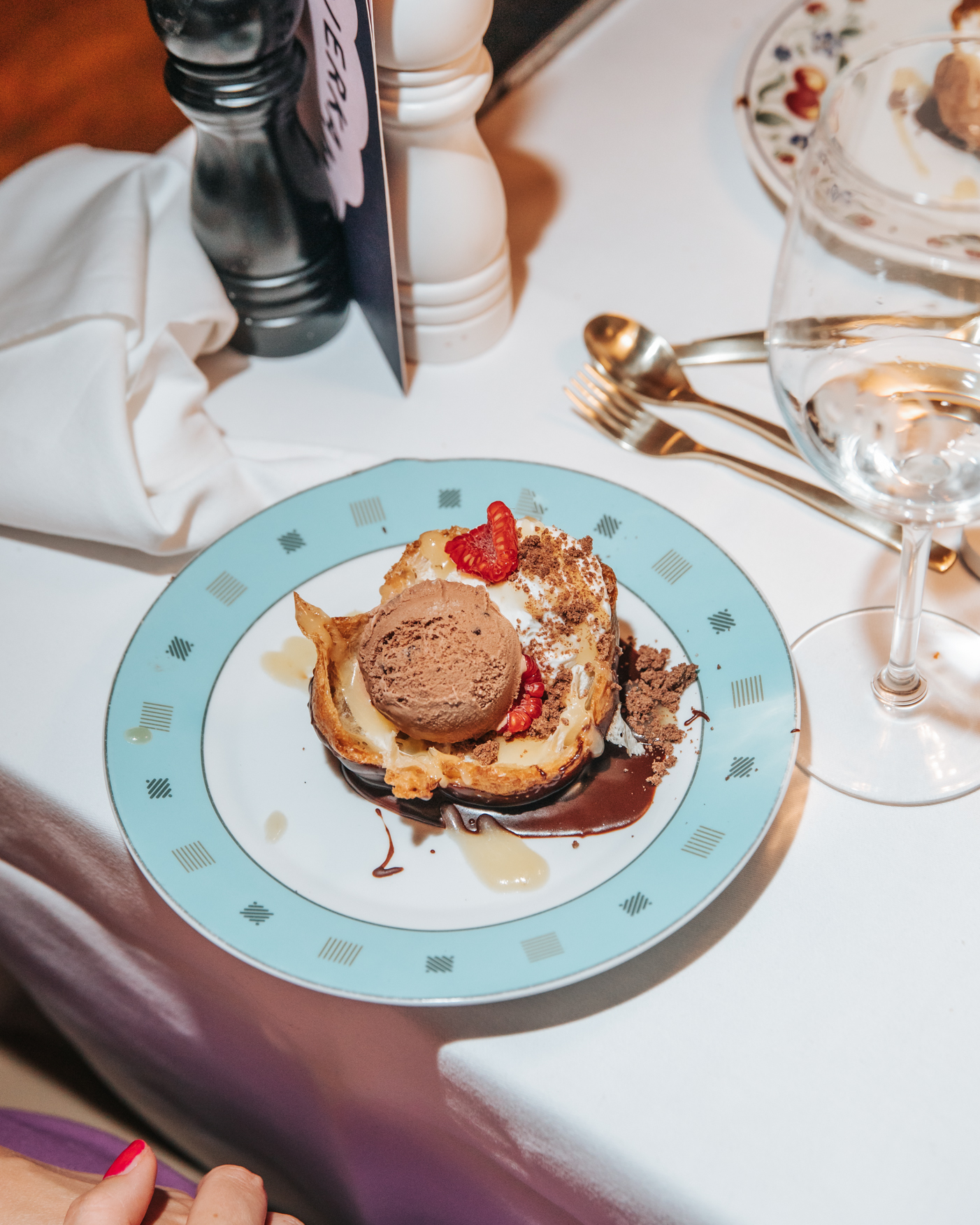Voor hun ludieke pop-up Eetbar KUT bedachten De Spijsbereiders de Bossche versie van het iconische gerecht 'oops I dropped the lemon tart' van Massimo Bottura | foto door: Robin Griffin